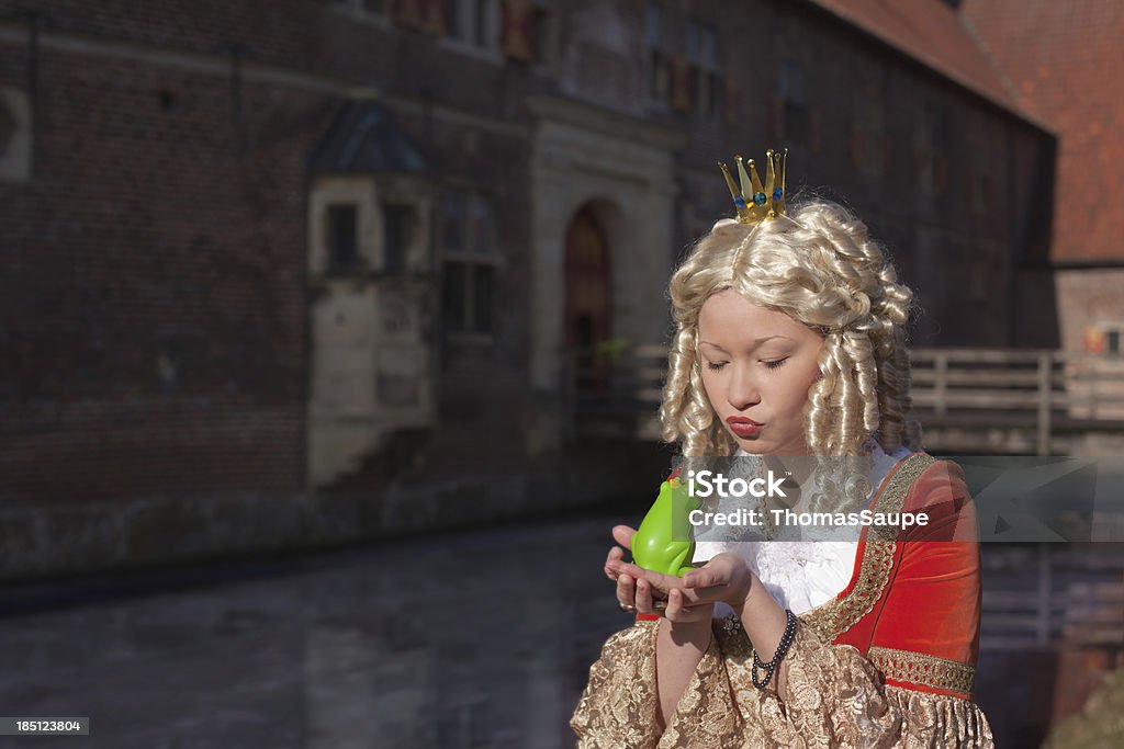 Princesse et baisers la grenouille - Photo de Adulte libre de droits