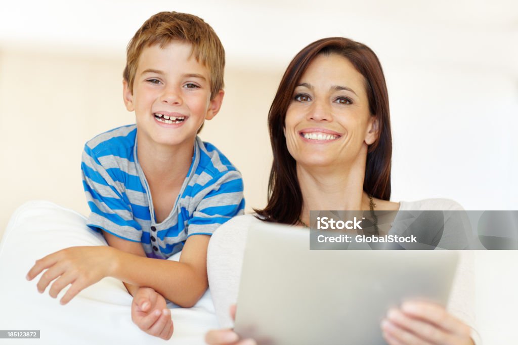 Мама и сын, разделяющих Любящий связи - Стоковые фото Беспроводная технология роялти-фри