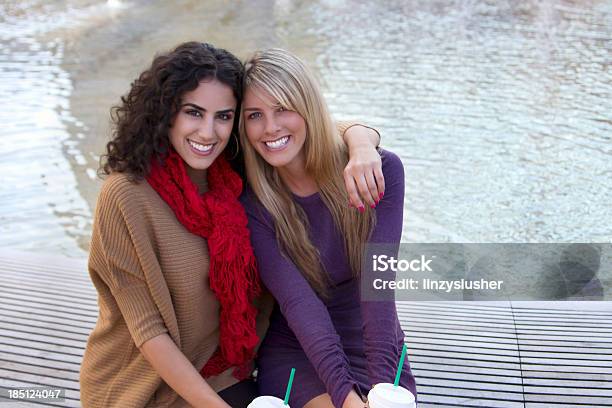 Bela Jovem Mulher Com Amigos Em Um Parque - Fotografias de stock e mais imagens de Abraçar - Abraçar, Adulto, Amizade