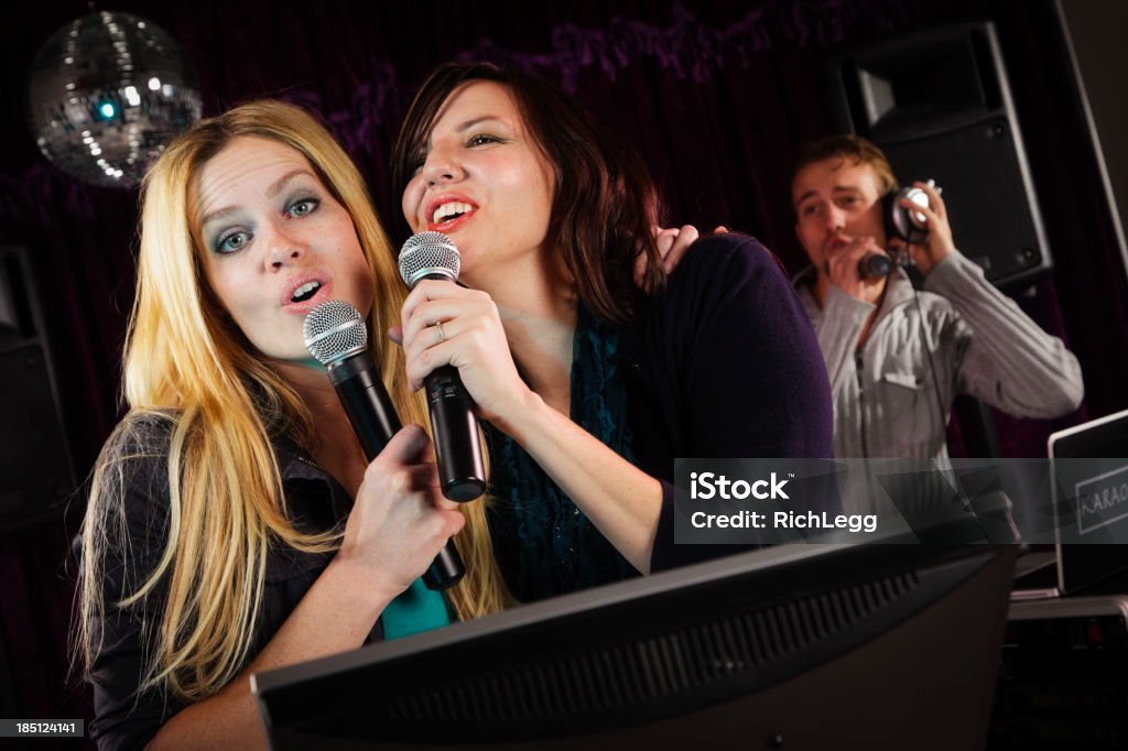 Karaoke cantanti - Foto stock royalty-free di Bar