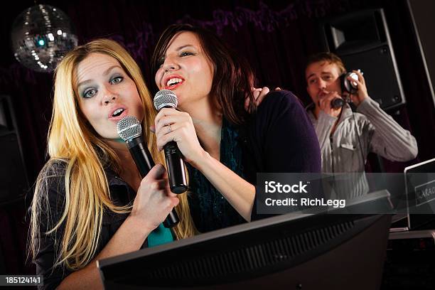 Karaoke Cantanti - Fotografie stock e altre immagini di Bar - Bar, DJ, Adulto