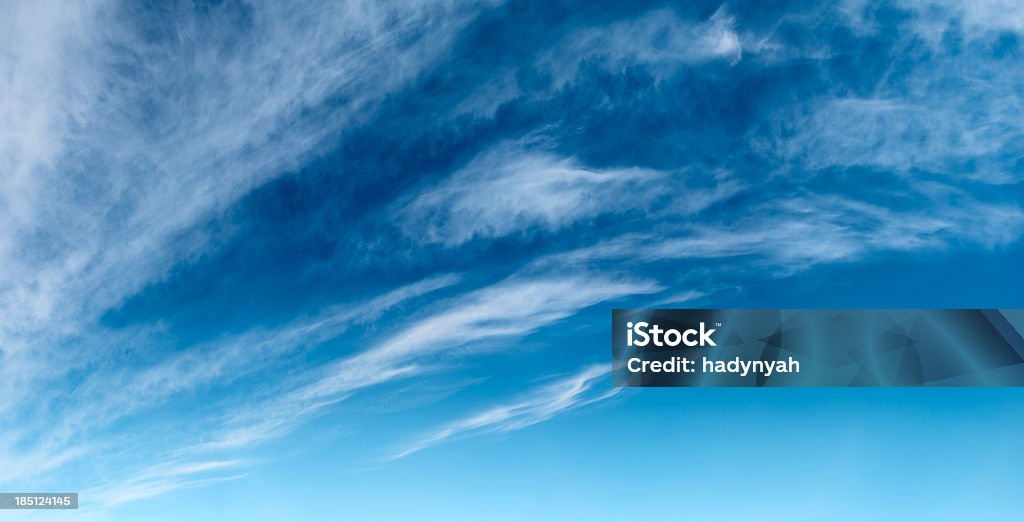Vue panoramique sur le ciel bleu 110MPix XXXXL - Photo de Blanc libre de droits
