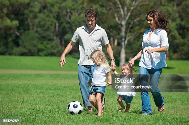 Photo libre de droit de Famille Heureuse Jouant Avec Un Ballon De Football banque d'images et plus d'images libres de droit de 18-23 Mois - 18-23 Mois, 2-3 ans, Activité