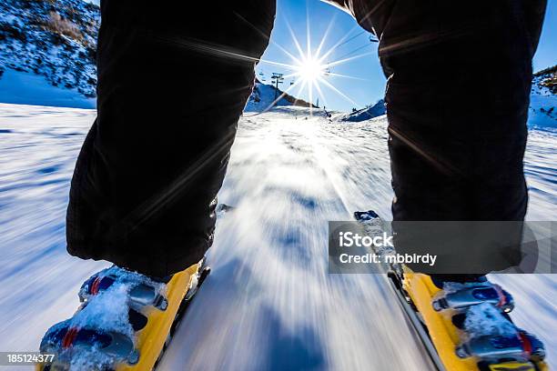 Esquí De Descenso En La Pista De Esquí Alpino Foto de stock y más banco de imágenes de 30-39 años - 30-39 años, 40-44 años, Actividad