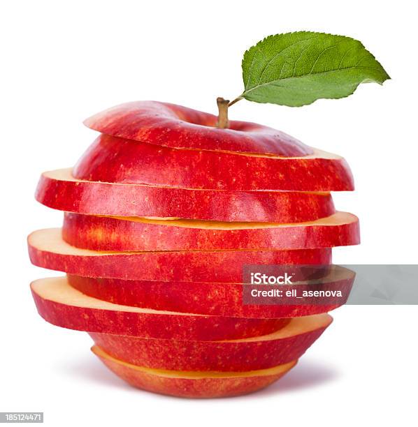 Rodajas De Red Apple Y Hoja Foto de stock y más banco de imágenes de Manzana - Manzana, Rebanada, Cortado