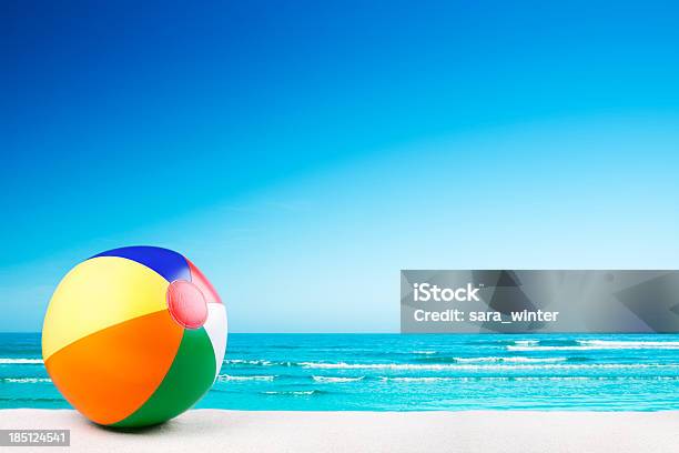 Pelota De Playa A La Playa En Un Día Soleado Transparente Foto de stock y más banco de imágenes de Fondos