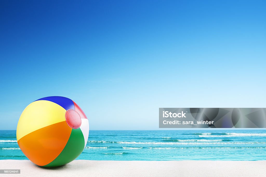 Ballon de plage sur la plage par une belle journée ensoleillée - Photo de Été libre de droits