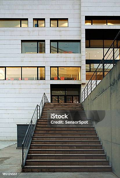 Budynek Office - zdjęcia stockowe i więcej obrazów Architektura - Architektura, Bez ludzi, Biblioteka