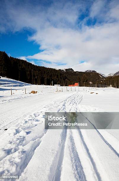 Foto de Trilhas Para Snowmobile Na Neve Paisagem De Montanha e mais fotos de stock de Alpes europeus