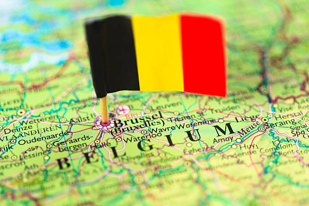 mappa e bandiera del belgio - belgio foto e immagini stock