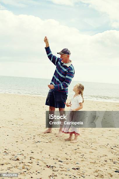 Little Girl E Nonno Di Volare Aquiloni Sulla Spiaggia - Fotografie stock e altre immagini di Mare