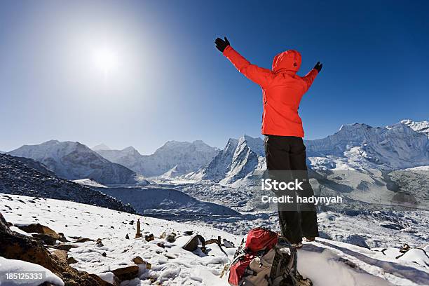 Photo libre de droit de Femme Lève La Bras De La Victoire Le Parc National Du Mont Everest banque d'images et plus d'images libres de droit de 20-24 ans