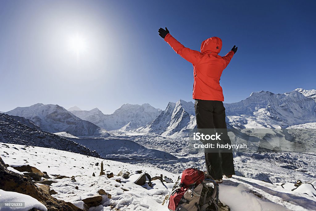 Donna solleva le braccia in Vittoria, Parco Nazionale del monte Everest - Foto stock royalty-free di 20-24 anni