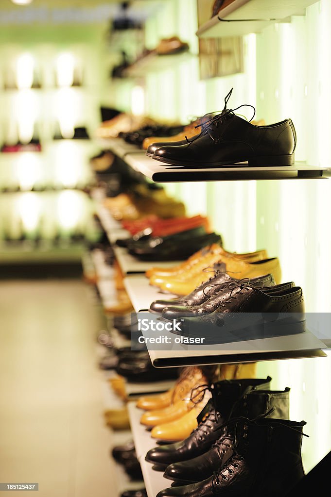 Tienda de zapatos en con mucha luz - Foto de stock de Calzado libre de derechos