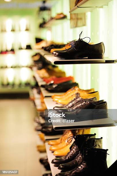 Tienda De Zapatos En Con Mucha Luz Foto de stock y más banco de imágenes de Calzado - Calzado, Boutique, Tienda - Lugar de comercio