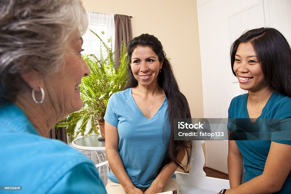 Mujer Senior asesoramiento sesión de las mujeres jóvenes. La terapia. - Foto de stock de Felicidad libre de derechos