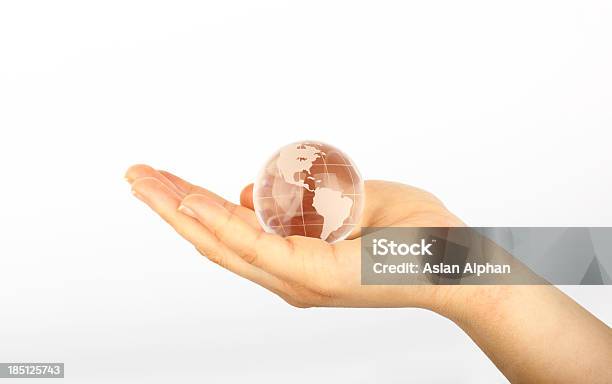 Globo En La Mano De Vidrio Foto de stock y más banco de imágenes de Abstracto - Abstracto, Catástrofe natural, Comunicación