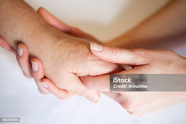 Conceito De Ajuda - Fotografias de stock e mais imagens de Massajar - Massajar, Terceira idade, De Mãos Dadas