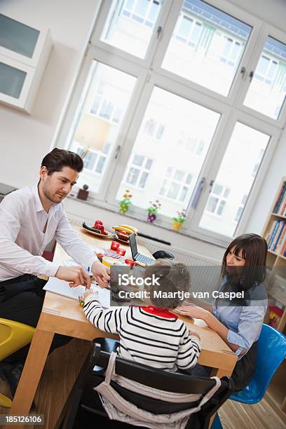 Foto de Família Tomando Café Da Manhã e mais fotos de stock de 12-17 meses - 12-17 meses, 12-23 meses, 20-24 Anos