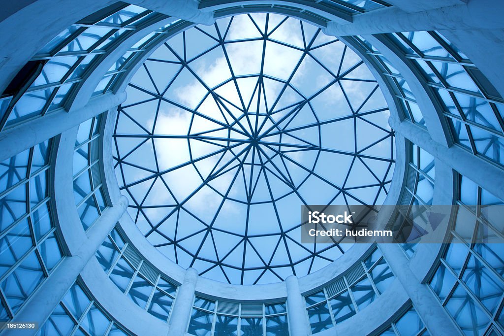 Cupola con soffitto in vetro - Foto stock royalty-free di Cerchio