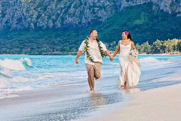 giovane coppia appena sposata in hawaii - wedding beach bride groom foto e immagini stock