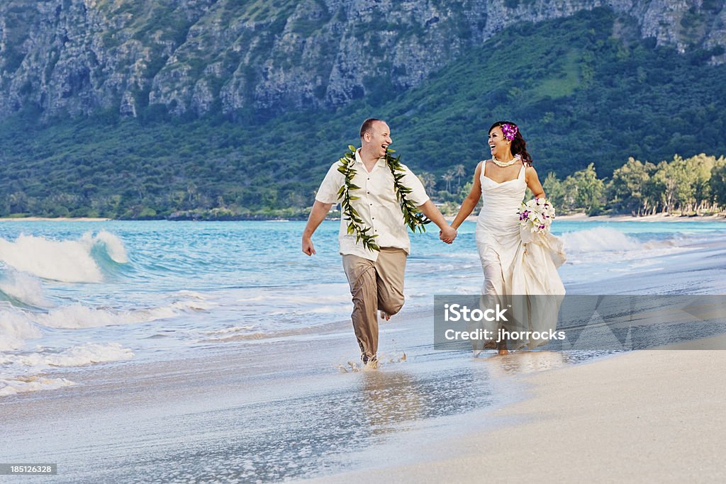 若いカップルにハワイで挙式 - 結婚�のロイヤリティフリーストックフォト