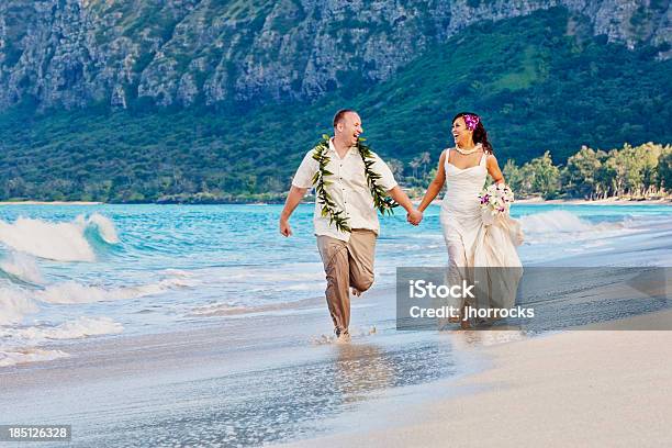 Foto de Jovem Casal Recémcasados No Havaí e mais fotos de stock de Casamento - Casamento, Big Island - Ilhas do Havaí, Ilhas do Havaí