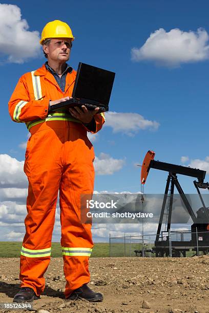 Operaio Addetto Allestrazione Di Petrolio E Del Computer - Fotografie stock e altre immagini di Attrezzatura