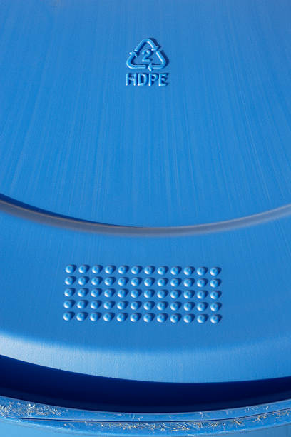 tambor de hdpe reciclado - barrel blue gallon number 55 fotografías e imágenes de stock