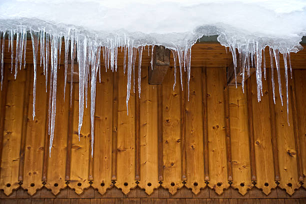 icicles no telhado - january winter icicle snowing imagens e fotografias de stock