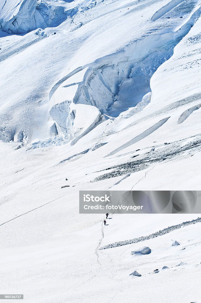 Montanhistas crossing snowy Alpes natureza e geleira - Foto de stock de Alpes europeus royalty-free