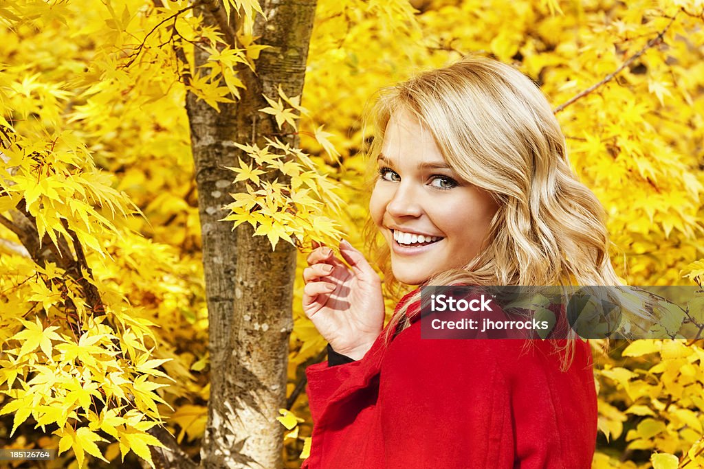 매력적인 젊은 여자 레드 재킷 황색 잎 - 로열티 프리 20-29세 스톡 사진