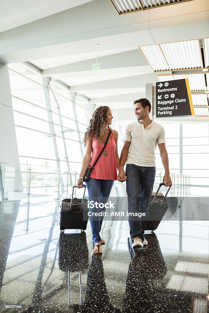 Paar in einem Flughafen mit Koffer. - Lizenzfrei Flughafen Stock-Foto