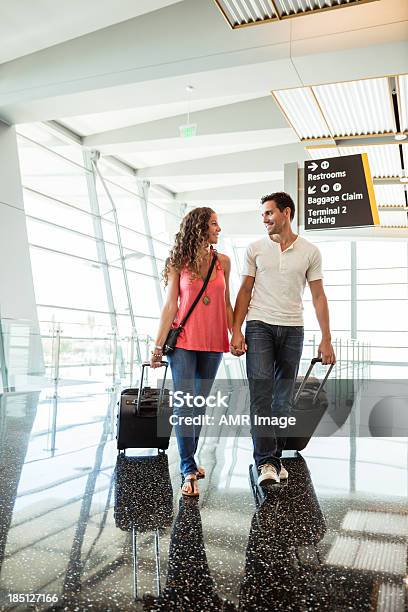Paar In Einem Flughafen Mit Koffer Stockfoto und mehr Bilder von Flughafen - Flughafen, Paar - Partnerschaft, Flugzeug