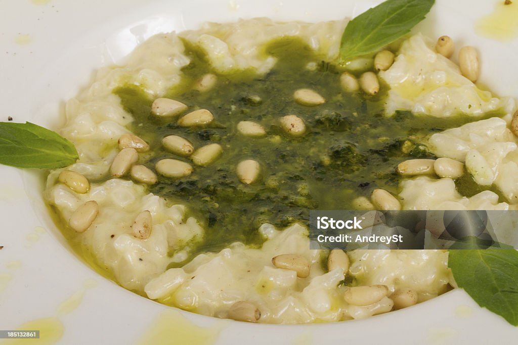 photo de délicieux risotto aux herbes plat - Photo de Ail - Légume à bulbe libre de droits