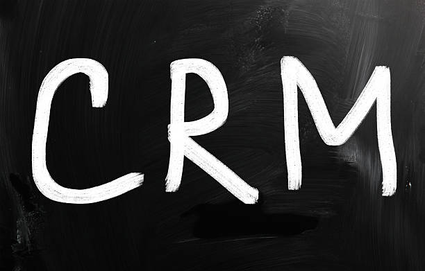 le mot «crm» manuscrites avec une craie blanche sur un tableau noir - crm niche loyalty customer photos et images de collection