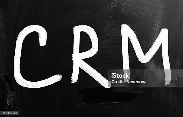 La Parola Crm Scritta A Mano Con Gesso Bianco Su Una Lavagna - Fotografie stock e altre immagini di Acronimo