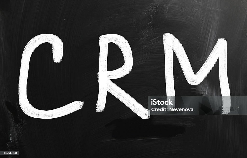 Słowo "CRM" ręcznie z białą kredą na tablicy - Zbiór zdjęć royalty-free (Akronim)