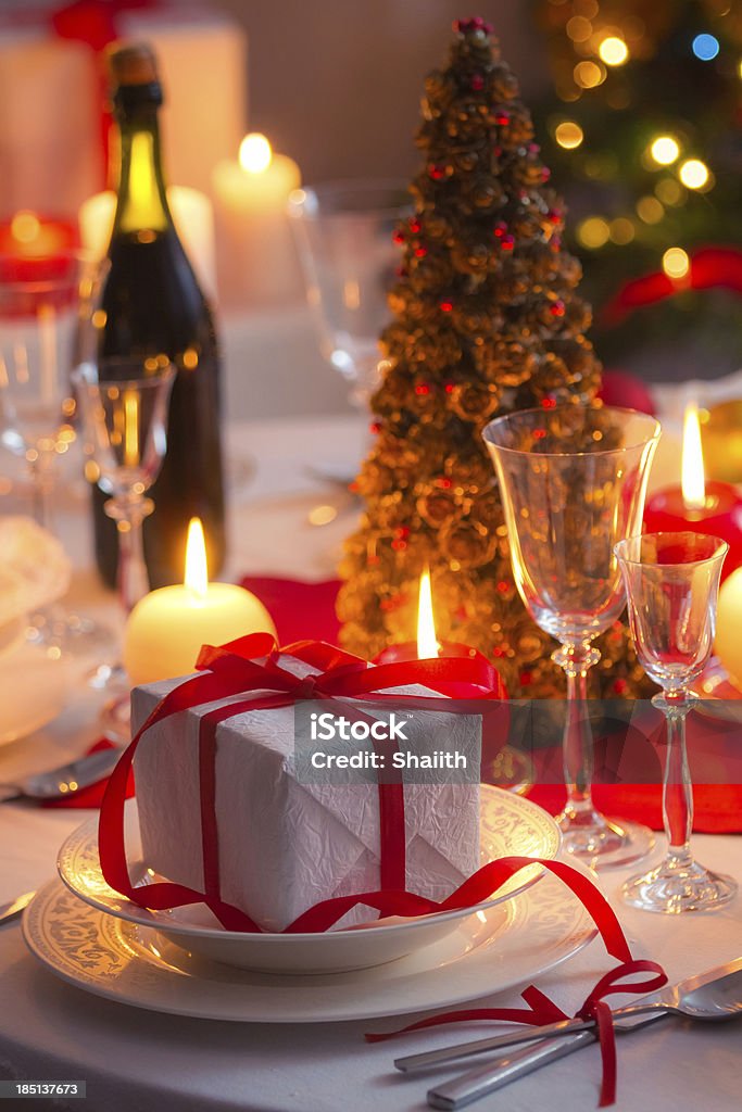 Weihnachten-Tisch warten auf Gäste - Lizenzfrei Arrangieren Stock-Foto