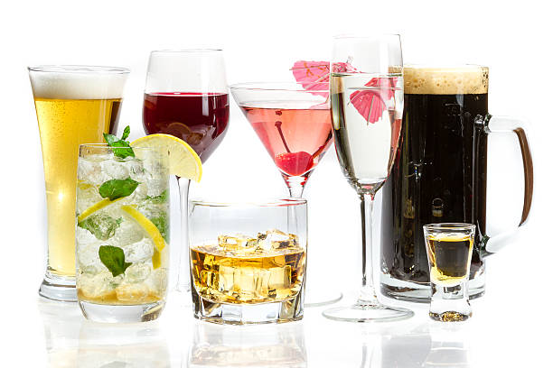 diferentes tipos de alcohol sobre un fondo blanco - drink umbrella cocktail glass isolated fotografías e imágenes de stock
