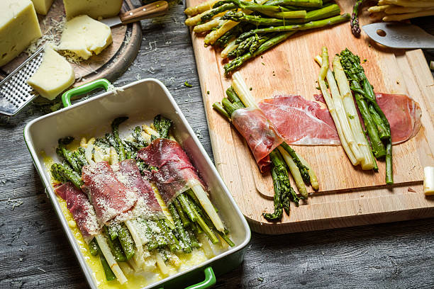 istock Asparagus rolled in ham and cheese 185141578