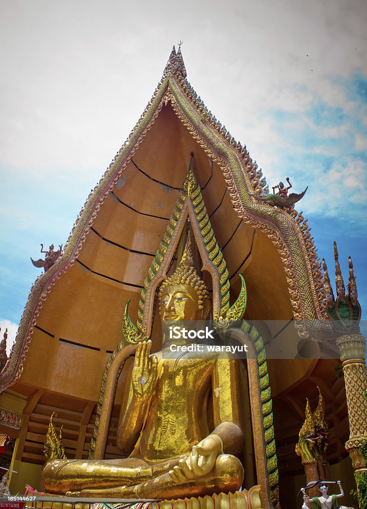 Big Złoty Budda w świątyni, Kanchanaburi, Tajlandia - Zbiór zdjęć royalty-free (Architektura)