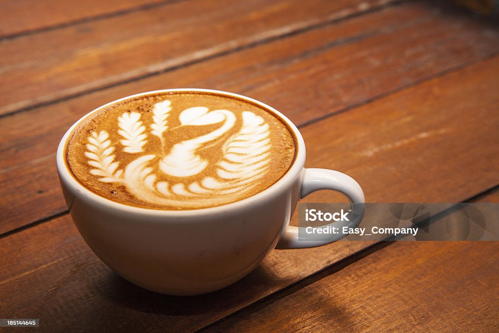 Latte art, café sur le bureau en bois en arrière-plan. - Photo de Amour libre de droits