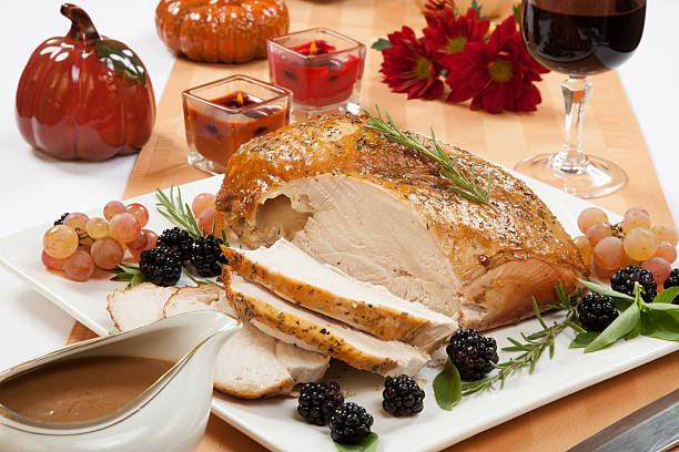 pechuga de pavo a la parrilla con romero, basil rub - roast turkey turkey carving turkey breast fotografías e imágenes de stock