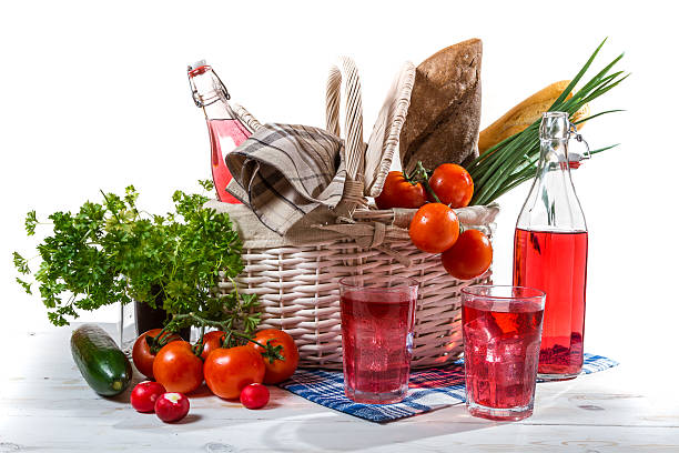 cesta de picnic con verduras - radish vegetable farmers market gardening fotografías e imágenes de stock