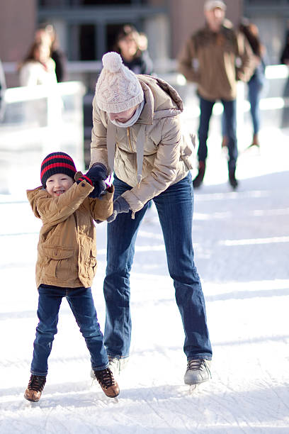 familia en invierno - ice skating ice hockey child family fotografías e imágenes de stock