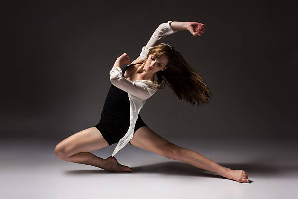 bela dançarina feminina - jazz dance imagens e fotografias de stock