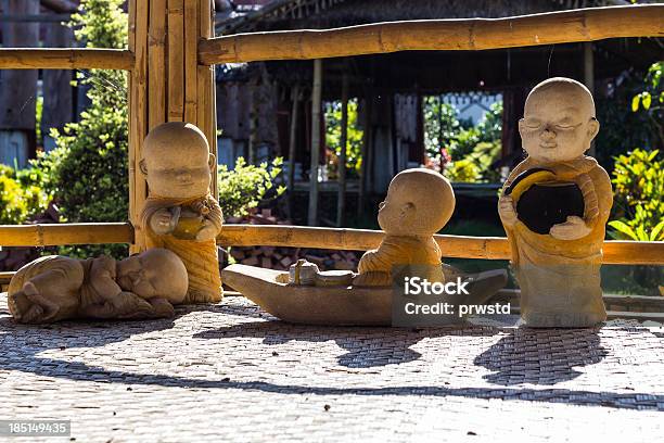 Boneca Barro Monge Utilizado Na Tailândia - Fotografias de stock e mais imagens de Aldeia - Aldeia, Ao Ar Livre, Arquitetura