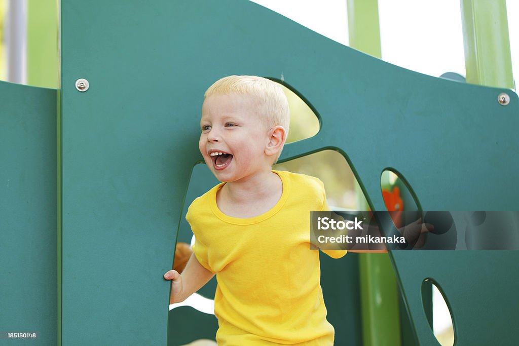 Menino brincando no playground - Foto de stock de 2-3 Anos royalty-free