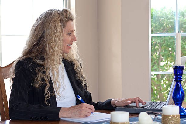 Mujer en la mesa con capacidad para una computadora portátil - foto de stock